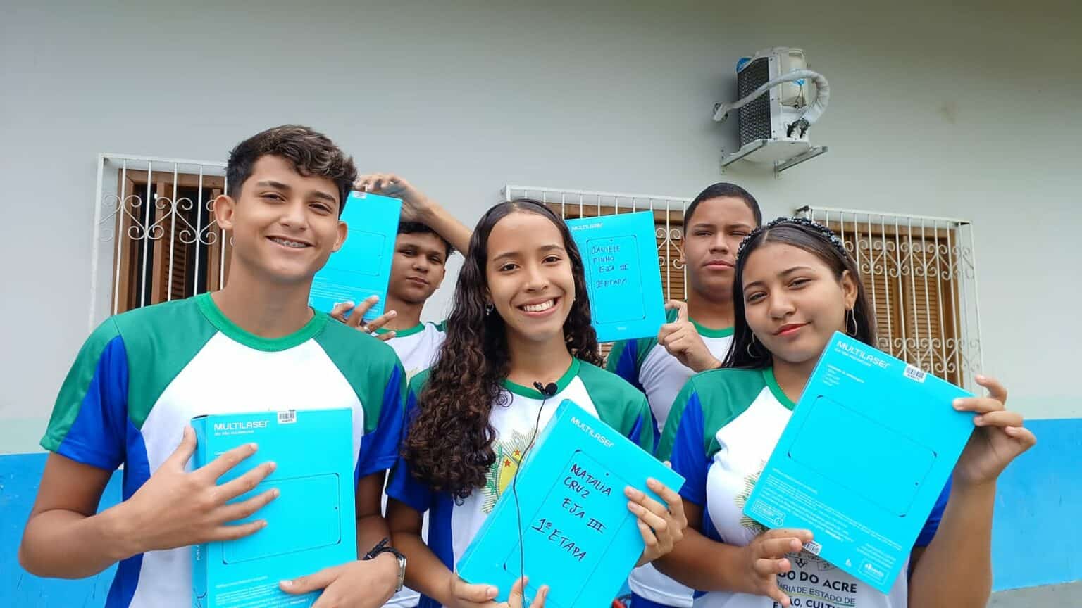 Na cidade de Cruzeiro do Sul, alunos do EJA recebem tablets com acesso a internet