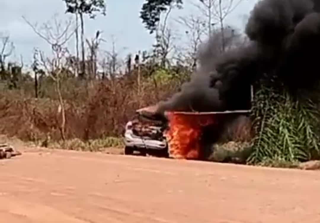 Veículo que se envolveu no acidente fatal na estrada de Boca do Acre é incendiado