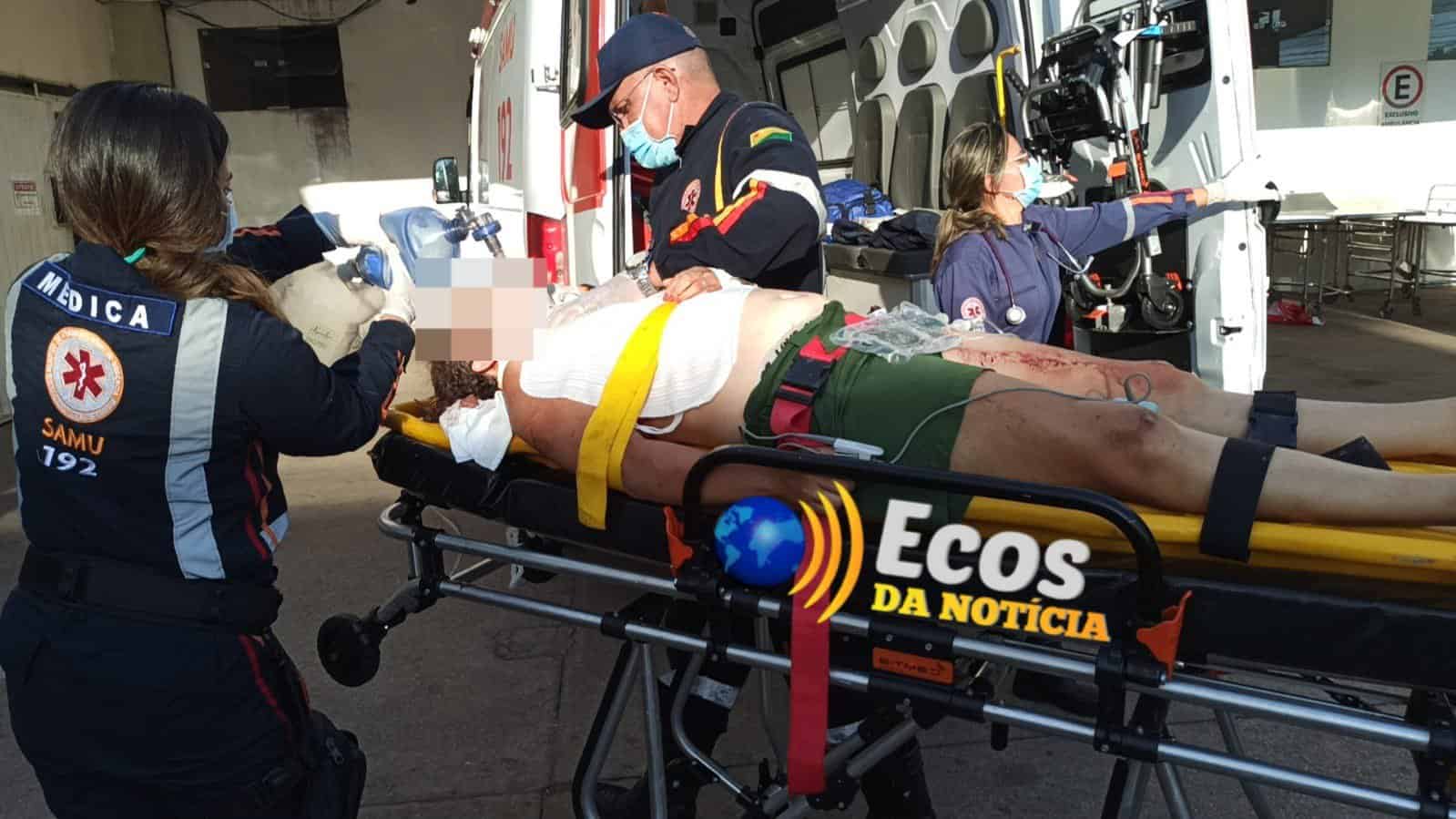 Mulher é atingida por caixilho de porta durante colisão entre motocicletas e vai parar  no PS