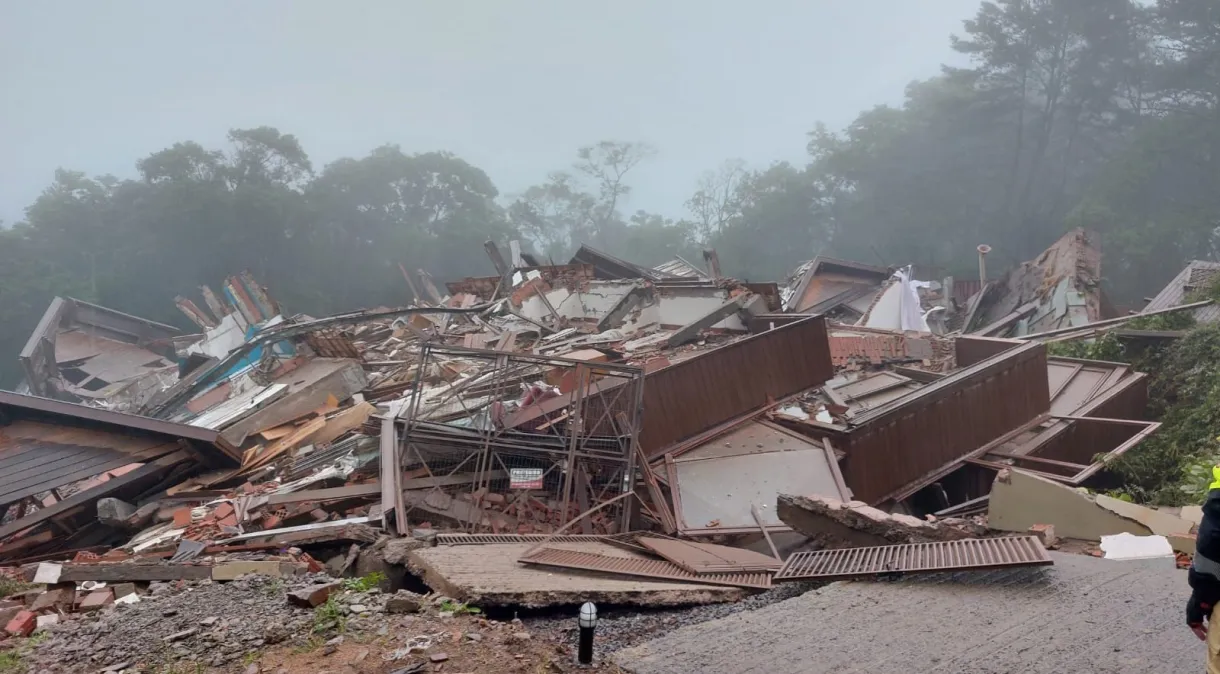 Prédio desaba em Gramado após chuva causar rachaduras nas ruas da cidade