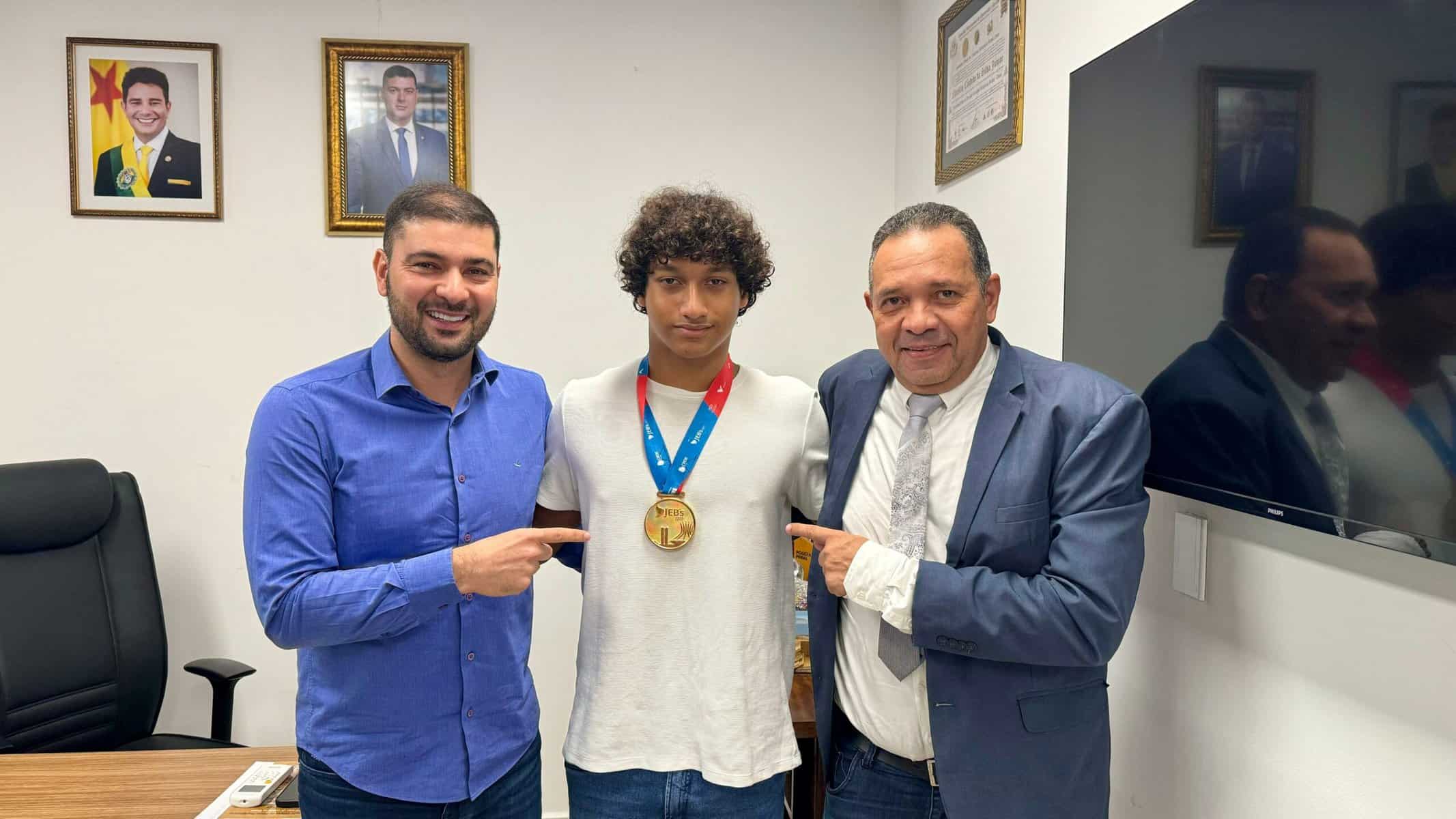 Atleta ouro da natação nos jogos escolares é recebido na ALEAC
