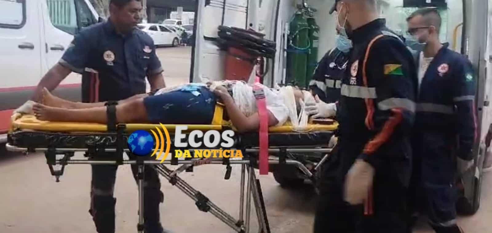 Ciclista desmaia após escorregar e bater a cabeça em posto de combustível