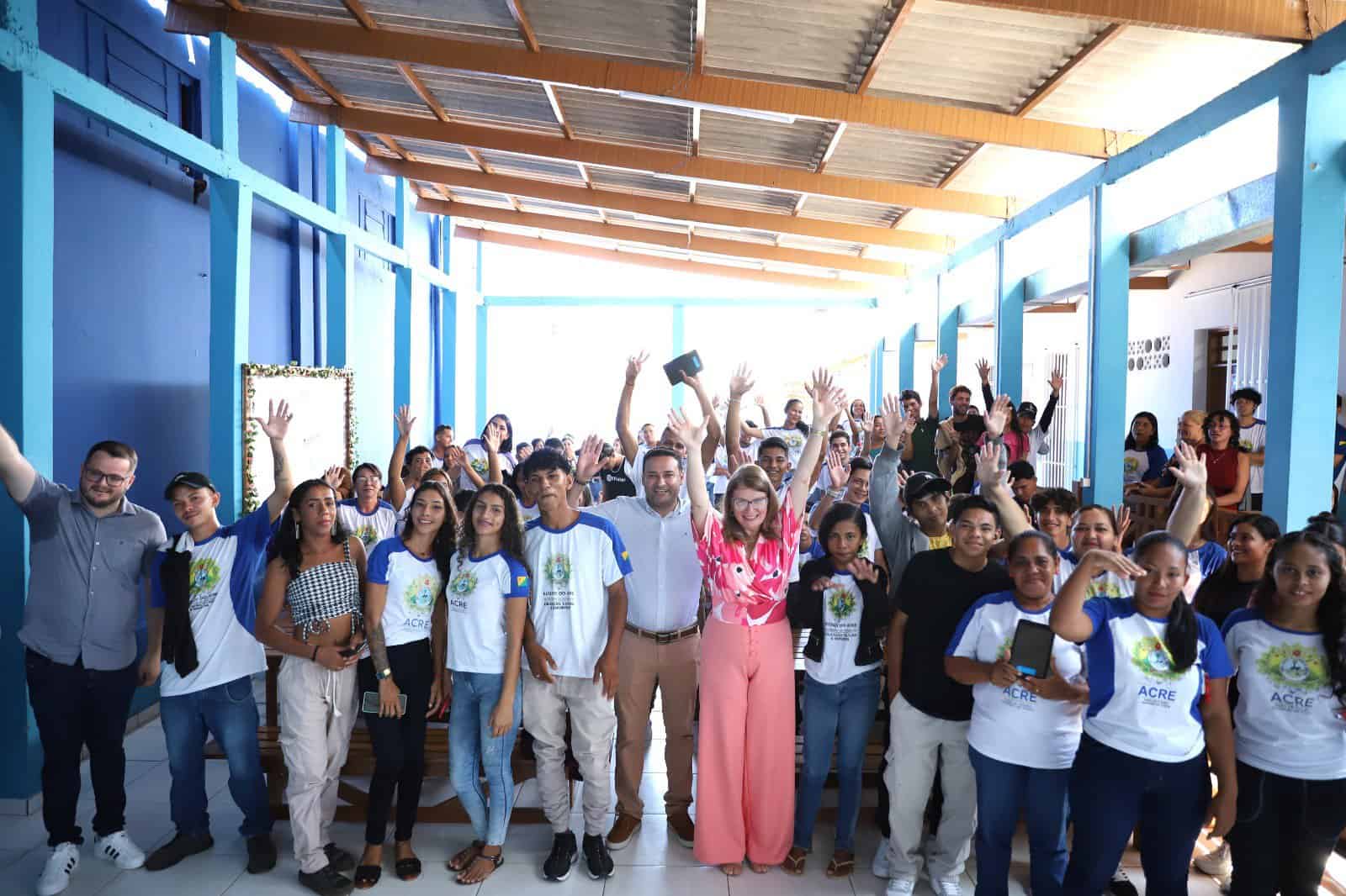 Secretaria de Educação do Acre entrega tablets e laboratórios para o Ceja