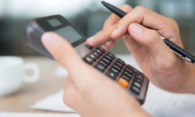 gerente-homem-verificando-financas-de-trabalho (1)