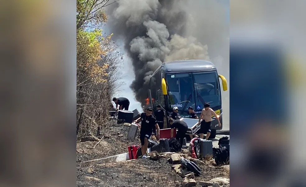 imagem-mostra-momento-em-que-passageiros-saem-do-veiculo. imagem-mostra-momento-em-que-passageiros-saem-do-veiculo.