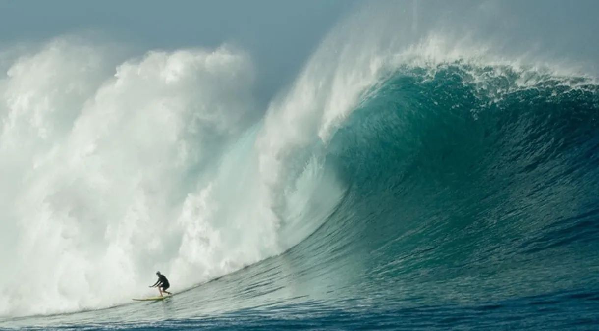 Surfista australiana supera brasileira e quebra recorde mundial de onda gigante