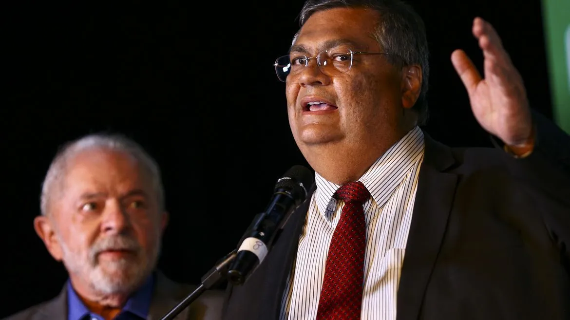 Flávio Dino discute com senadores da base estratégia para ser aprovado ao Supremo