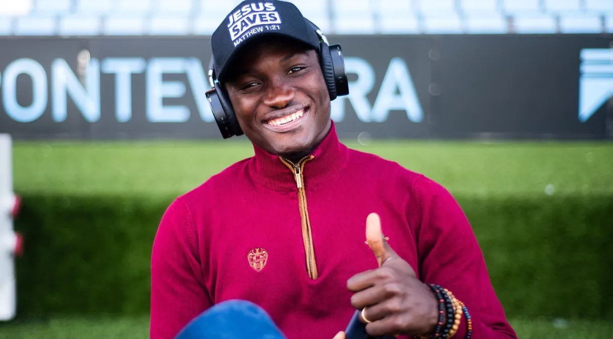 Jogador da seleção de Gana morre em campo aos 28 anos, na Albânia; cenas fortes