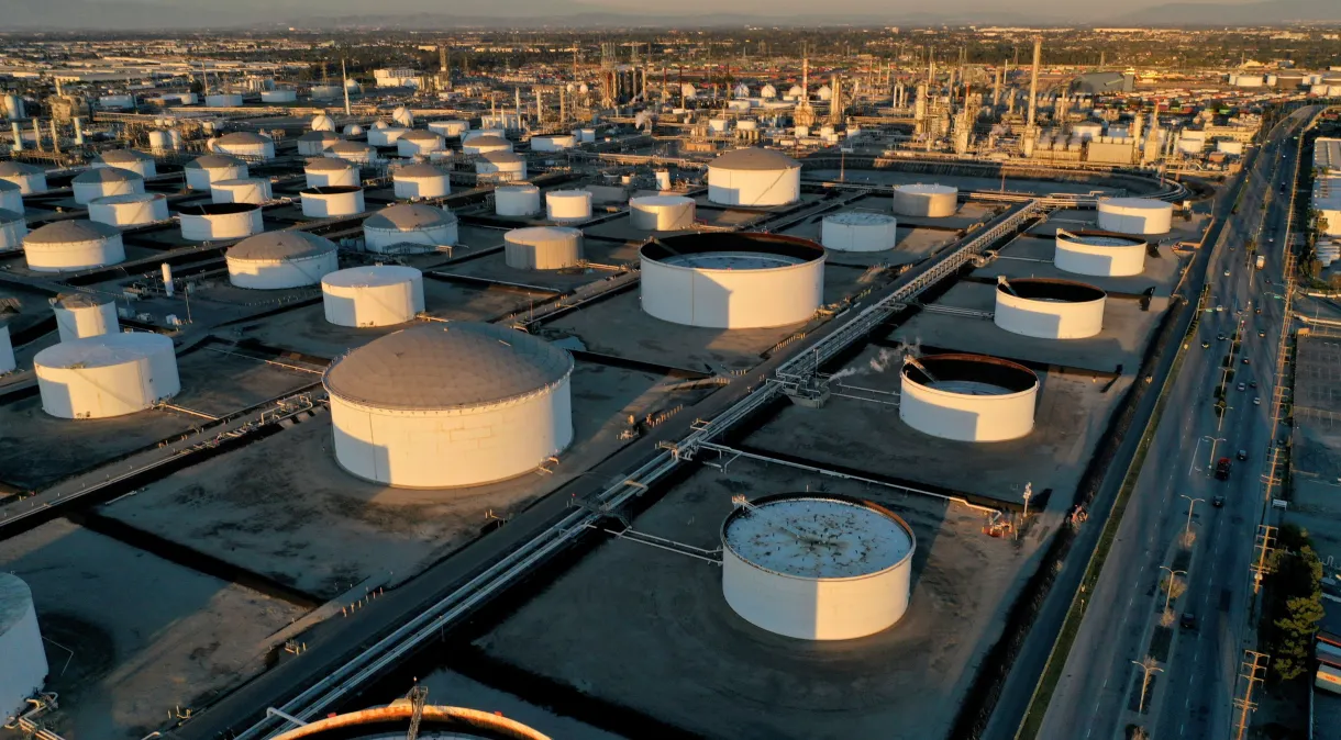 Petróleo cai mais de 2% após cortes na produção pela Opep+ para 1° tri de 2024