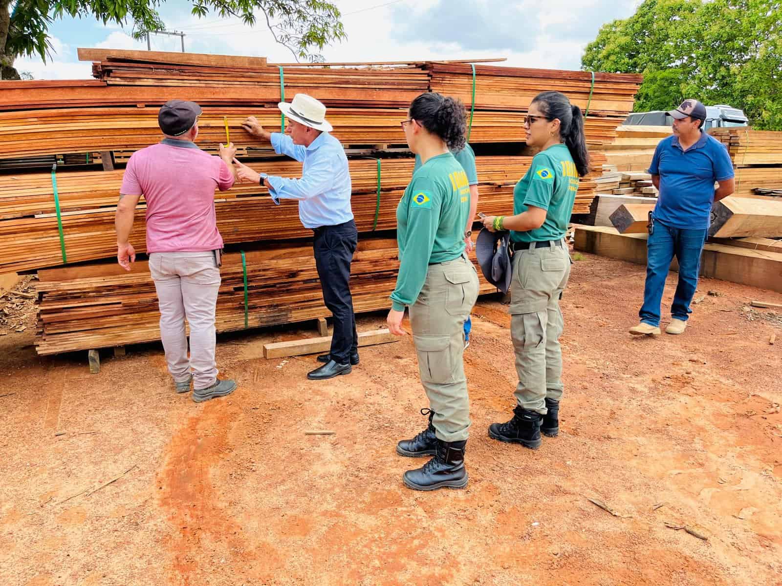 Prefeitura De Rio Branco recebe doação de madeiras para o Programa 1.001 Dignidades