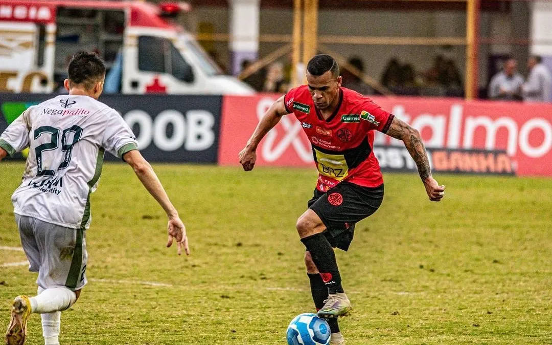 Jogador de futebol é suspeito de invadir casa da ex, matar namorado dela e estuprá-la