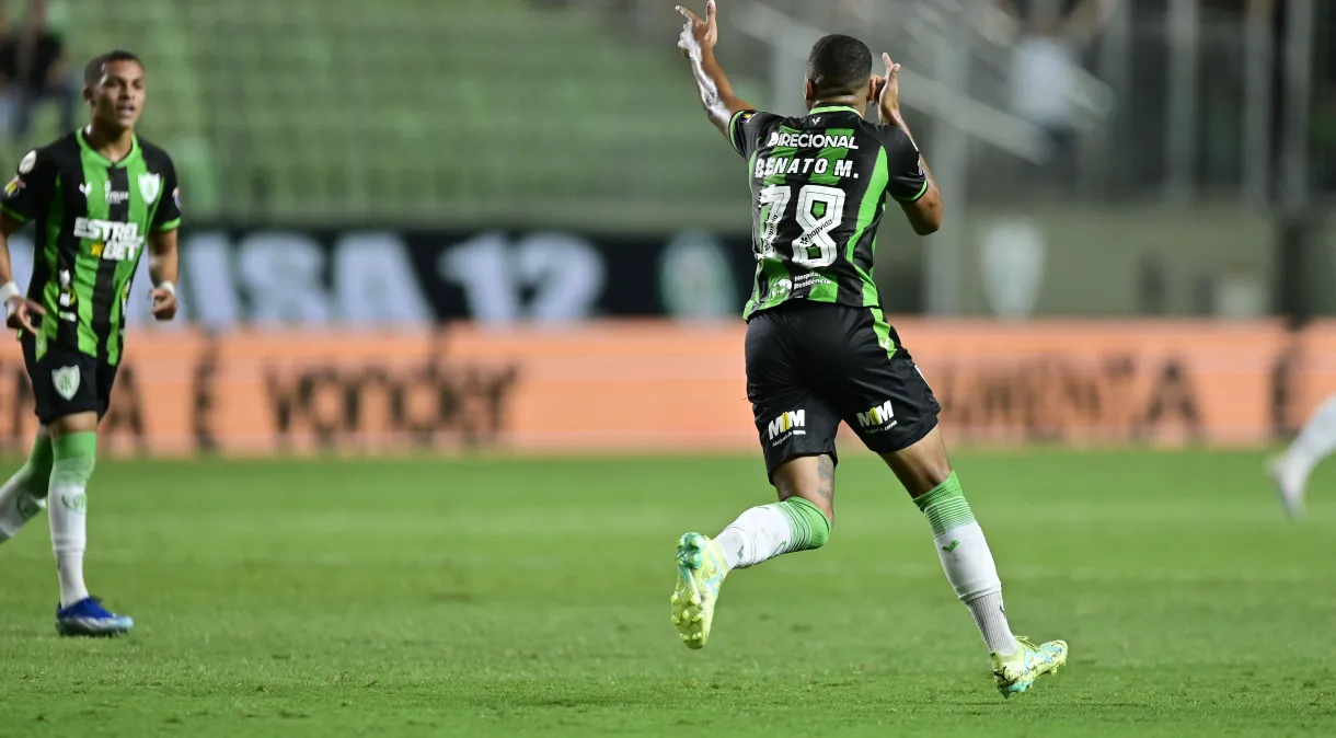 Atacante do América-MG cobra, e santista faz PIX de R$ 50 mil pelo gol sobre o Bahia