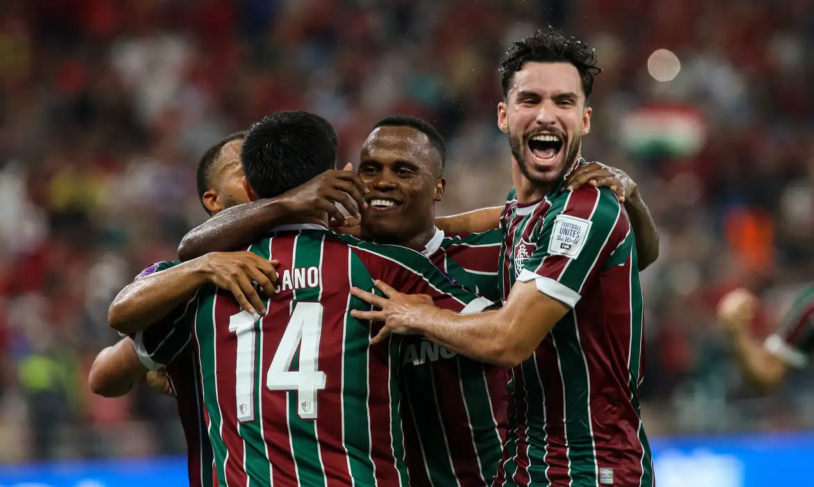 Fluminense conta com má pontaria do Al Ahly, marca no fim e vai à decisão do Mundial