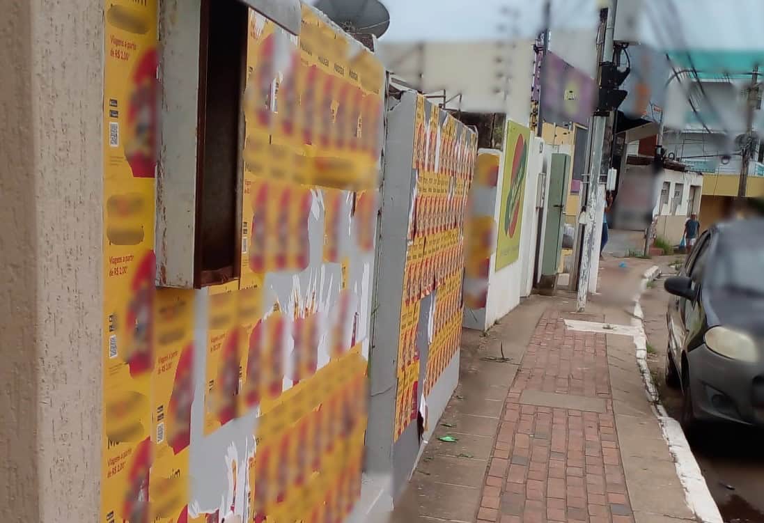 Prefeitura de Rio Branco autua empresa que afixava cartazes em muros e postes