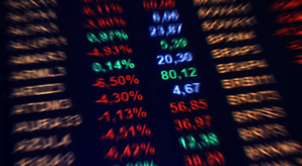 Ibovespa quebra novo recorde e fecha acima dos 134 mil pontos; dólar sobe a R$ 4,83