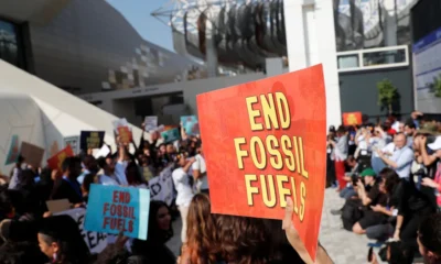 Manifestantes-protestam-contra-utilizacao-de-combustiveis-fosseis-durante-conferencia-climatica-da-ONU-COP28-em-Dubai