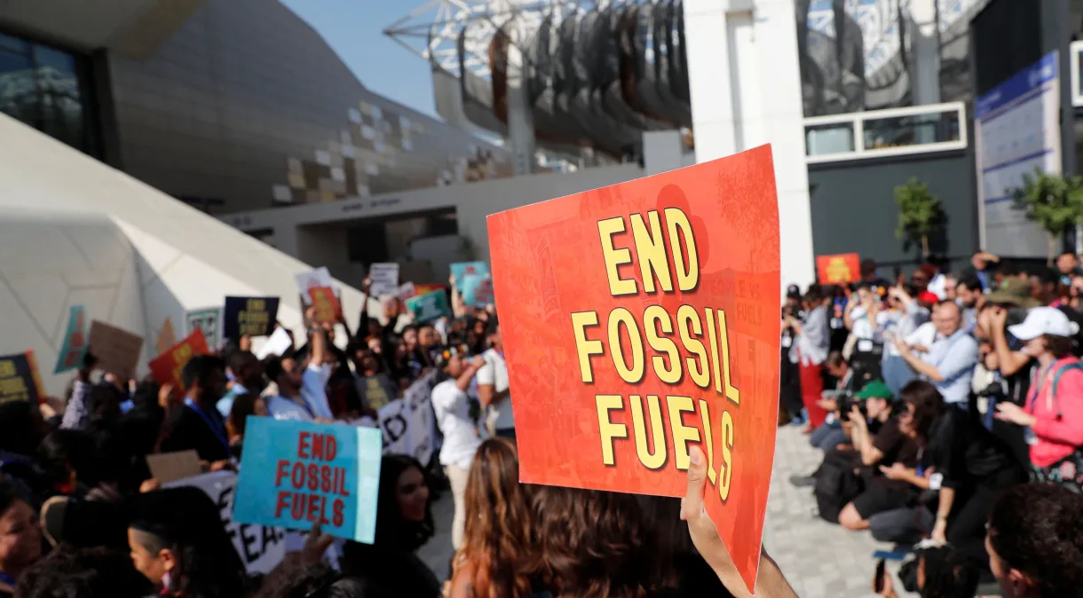 COP28 aprova transição dos combustíveis fósseis para fontes de energia limpas