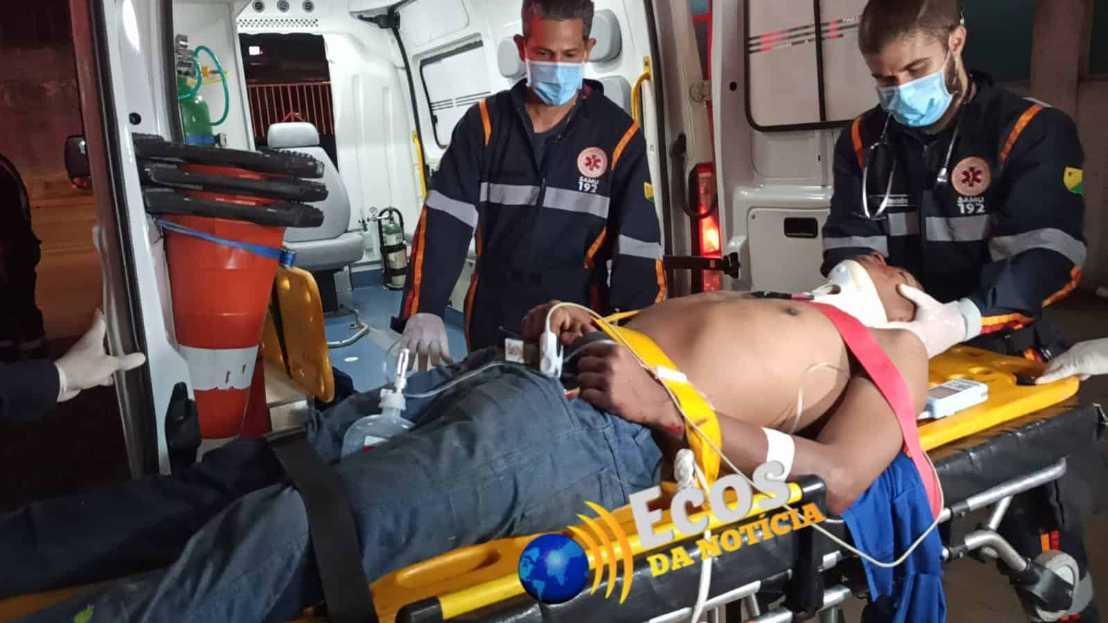 Homem perde controle da moto, cai dentro de vala de drenagem na BR-364 e vai parar no PS