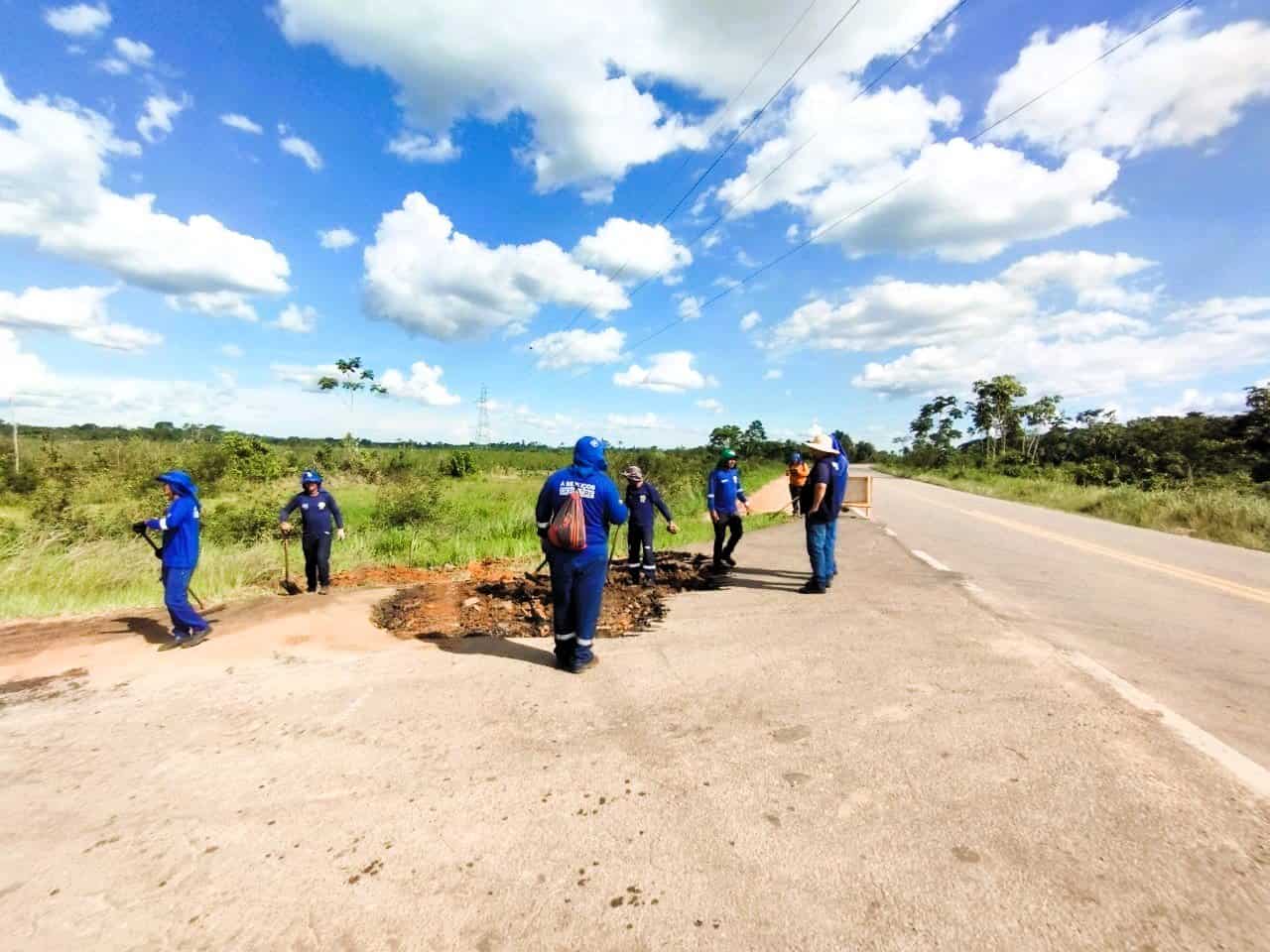 Deracre trabalha na manutenção da Estrada Mário Lobão em Sena Madureira