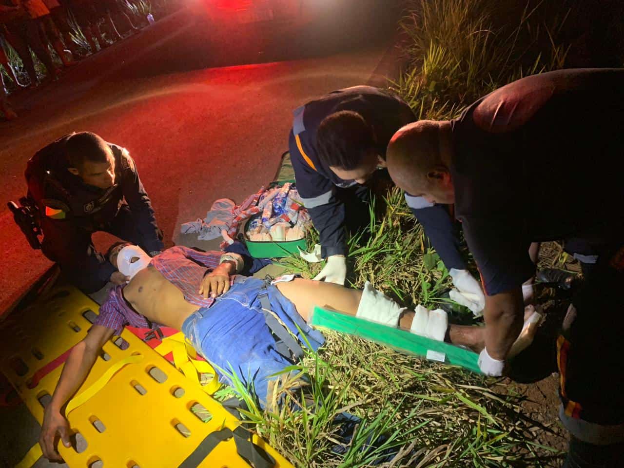 Policiais militares realizam primeiros socorros as vítimas de acidente  na Transacreana