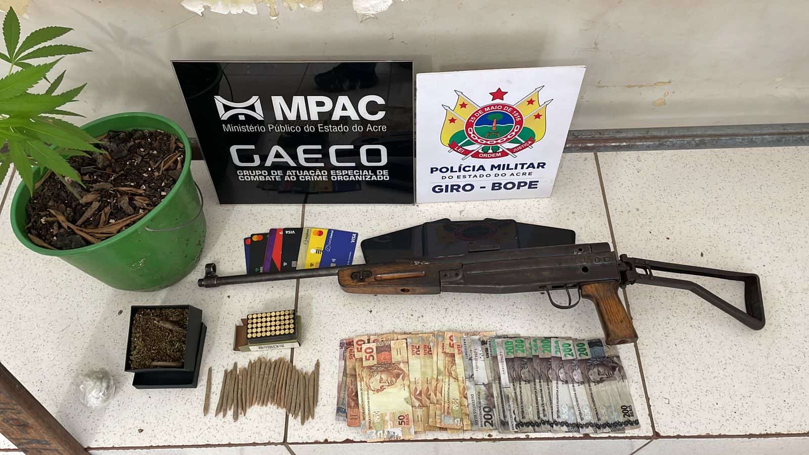 Giro apreende arma de fogo, munições, dinheiro falso e captura foragido