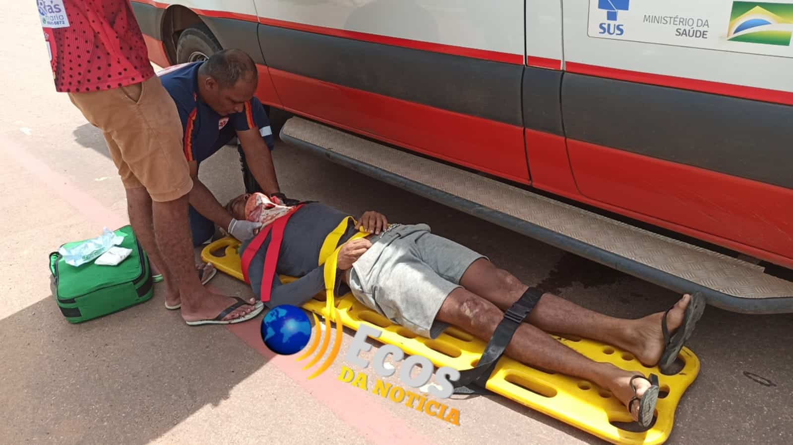 Motoboy empina moto, colide na lateral de caminhão caçamba e vai parar em estado grave no PS