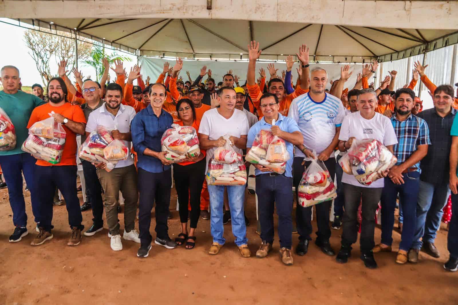 Luiz Gonzaga participa da entrega de sacolões para a ceia de Natal de garis na cidade de  Cruzeiro do Sul