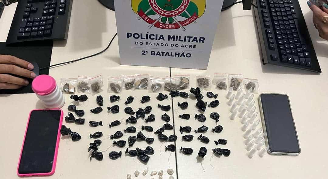 Polícia Militar apreende cocaína, crack e skank e captura foragido