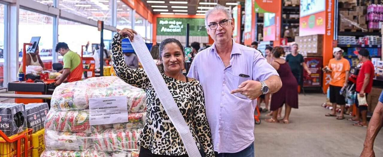 Família sem comida para o Natal ganha feira de quase 5 mil e eletrodomésticos do Atacale