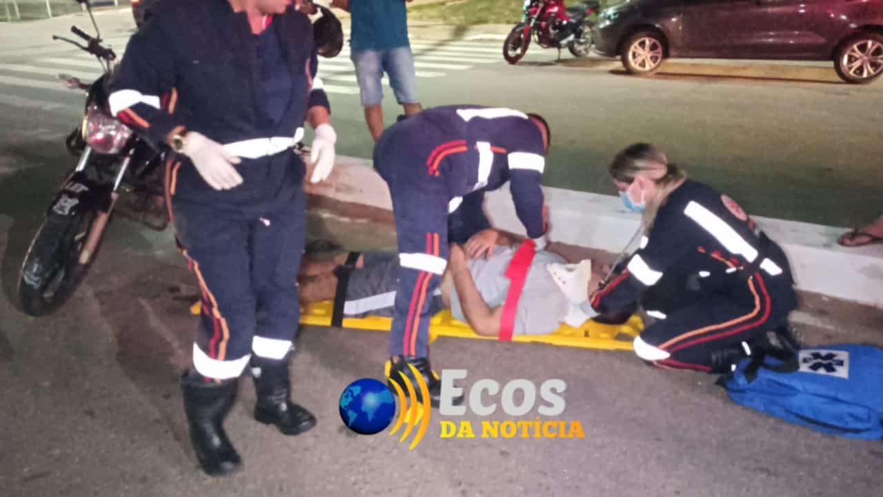 Motociclista supostamente embriagado colide com meio-fio, desmaia e vai parar no PS
