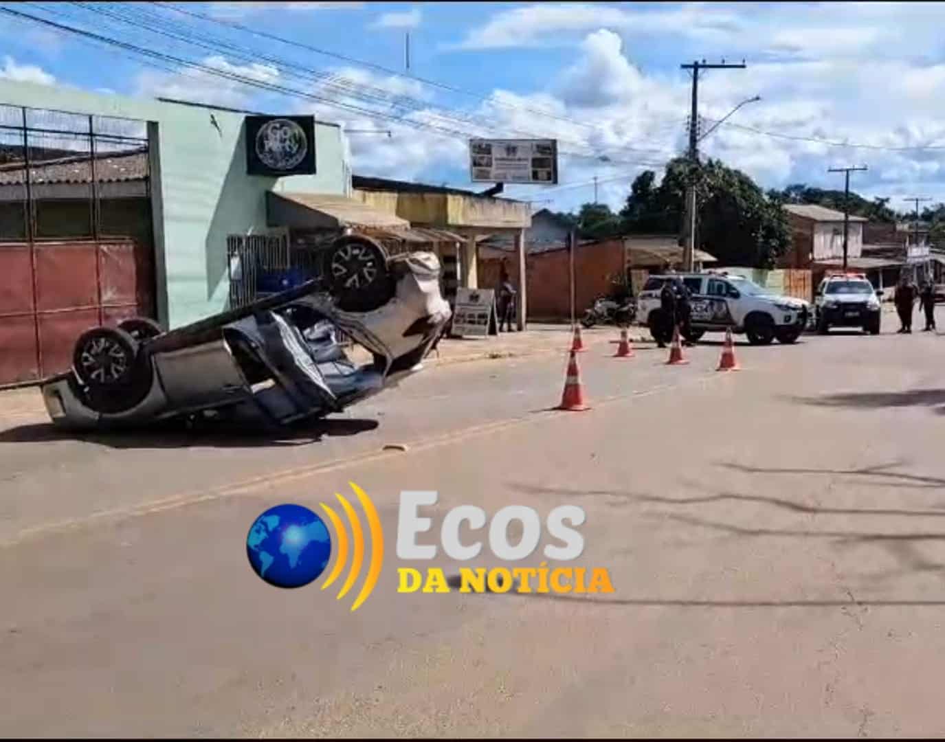 Colisão entre veículos deixa Sargento do Corpo Bombeiros ferido e carro capotado