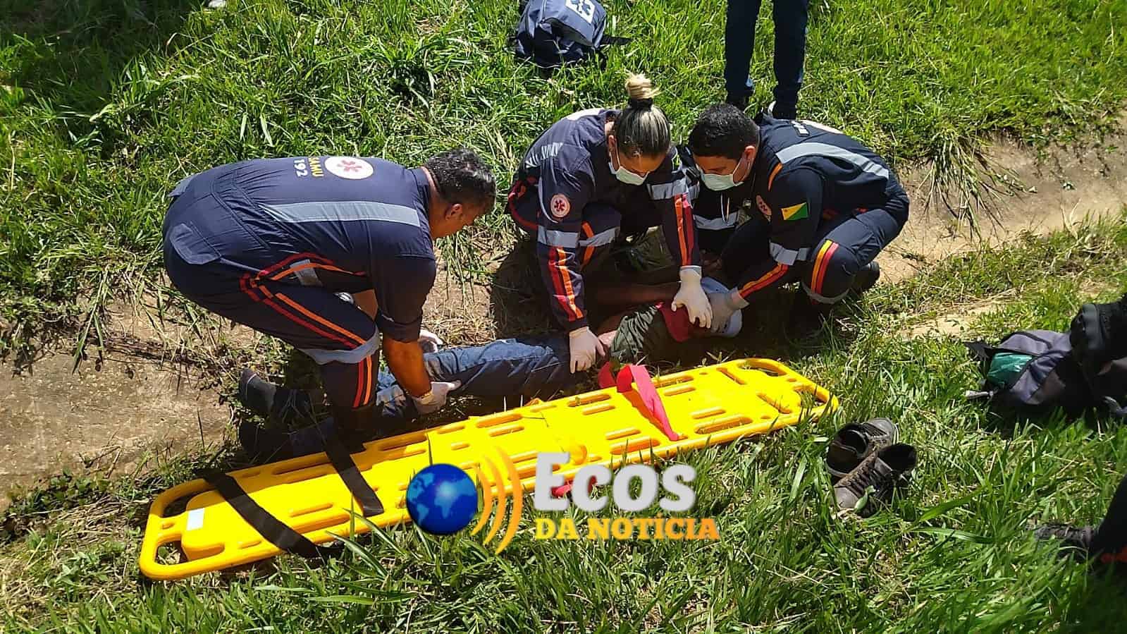 Homem perde o controle da moto, cai em valeta e vai parar no Pronto-Socorro