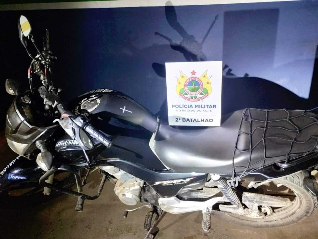 Moto roubada é encontrada pela Polícia Militar no Bairro Canaã
