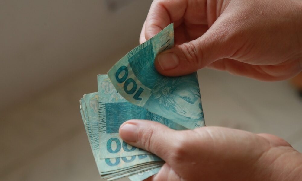 dinheiro-nota-real-notas-de-r-100-1678114468362_v2_4x3 dinheiro-nota-real-notas-de-r-100-1678114468362_v2_4x3