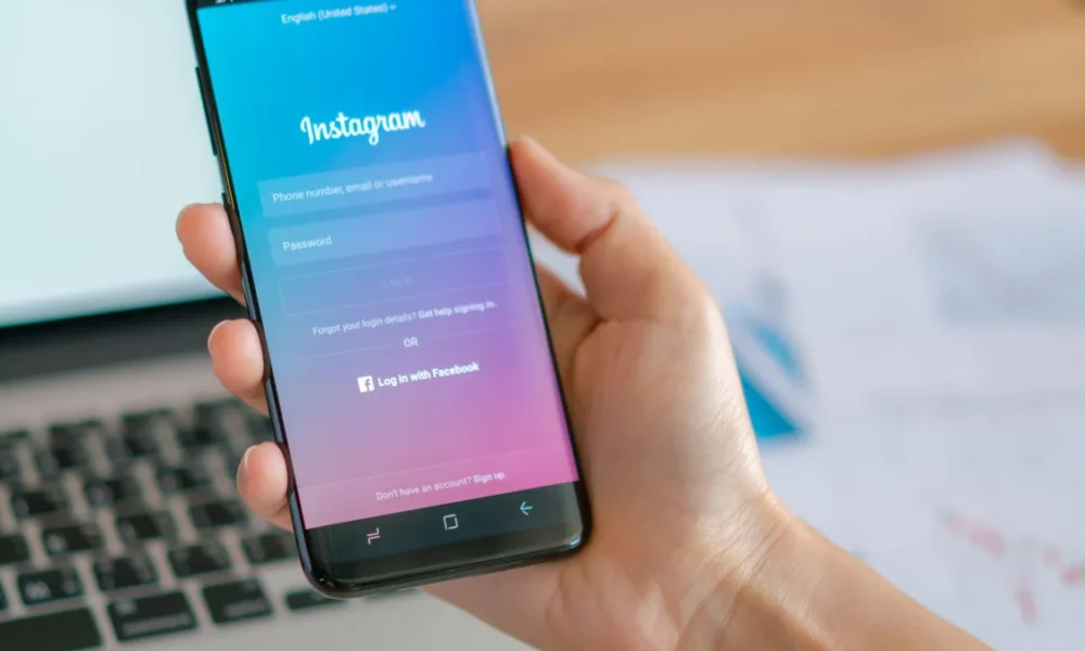 loei-thailand-may-10-2017-hand-holding-samsung-s8-with-mobile-application-for-instagram-on-the-screen loei-thailand-may-10-2017-hand-holding-samsung-s8-with-mobile-application-for-instagram-on-the-screen