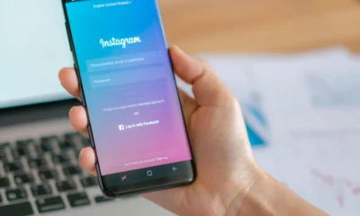 loei-thailand-may-10-2017-hand-holding-samsung-s8-with-mobile-application-for-instagram-on-the-screen