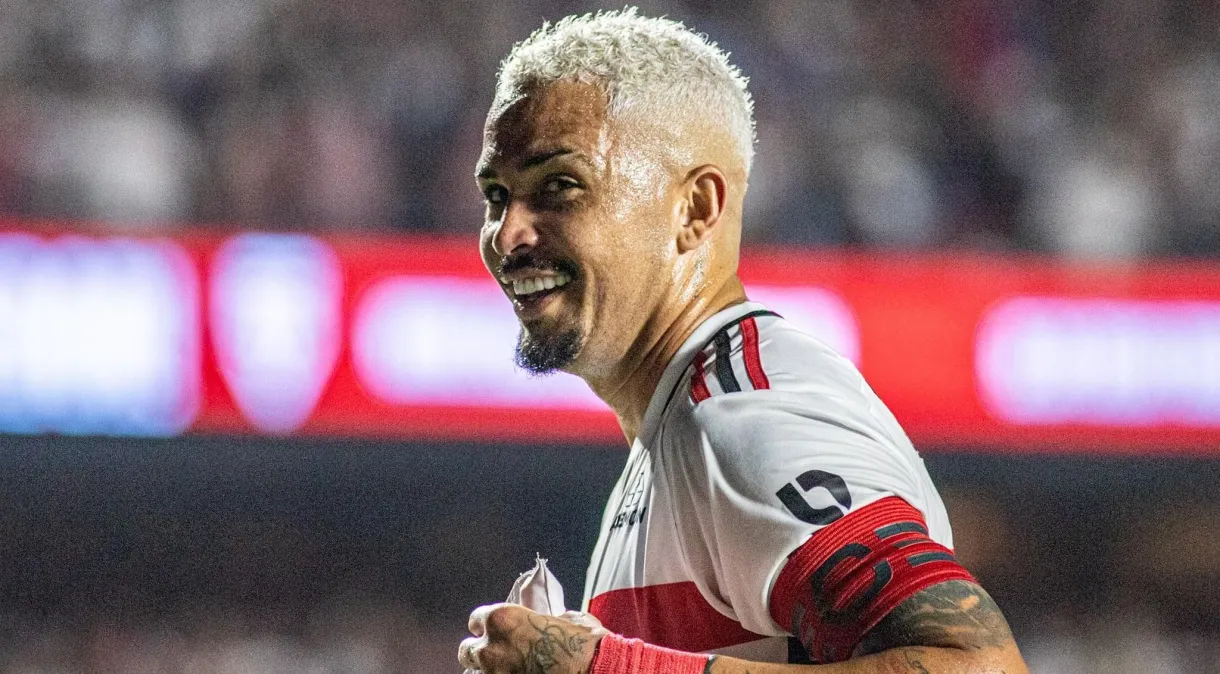 São Paulo marca no fim e vence Athletico com estrela de Zubeldía