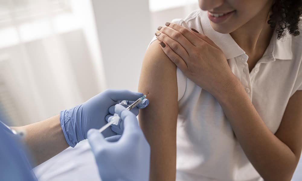 medico_vacinando_um_paciente_em_uma_clinica_09_11_2023_18_25_13_14_11_2023_14_04_12 medico_vacinando_um_paciente_em_uma_clinica_09_11_2023_18_25_13_14_11_2023_14_04_12