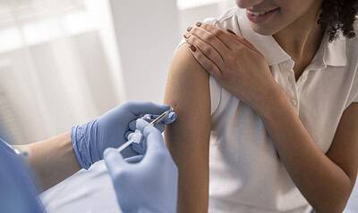 medico_vacinando_um_paciente_em_uma_clinica_09_11_2023_18_25_13_14_11_2023_14_04_12