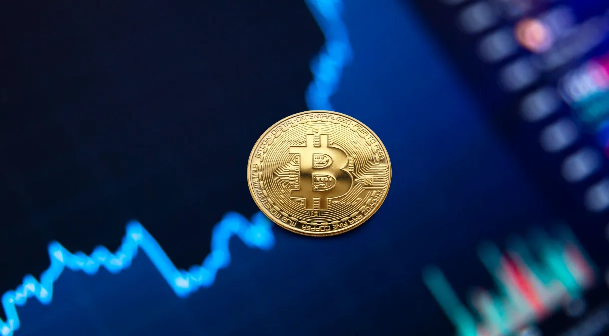 Bitcoin tem maior valor em 18 meses com juros mais baixos e regulação no radar