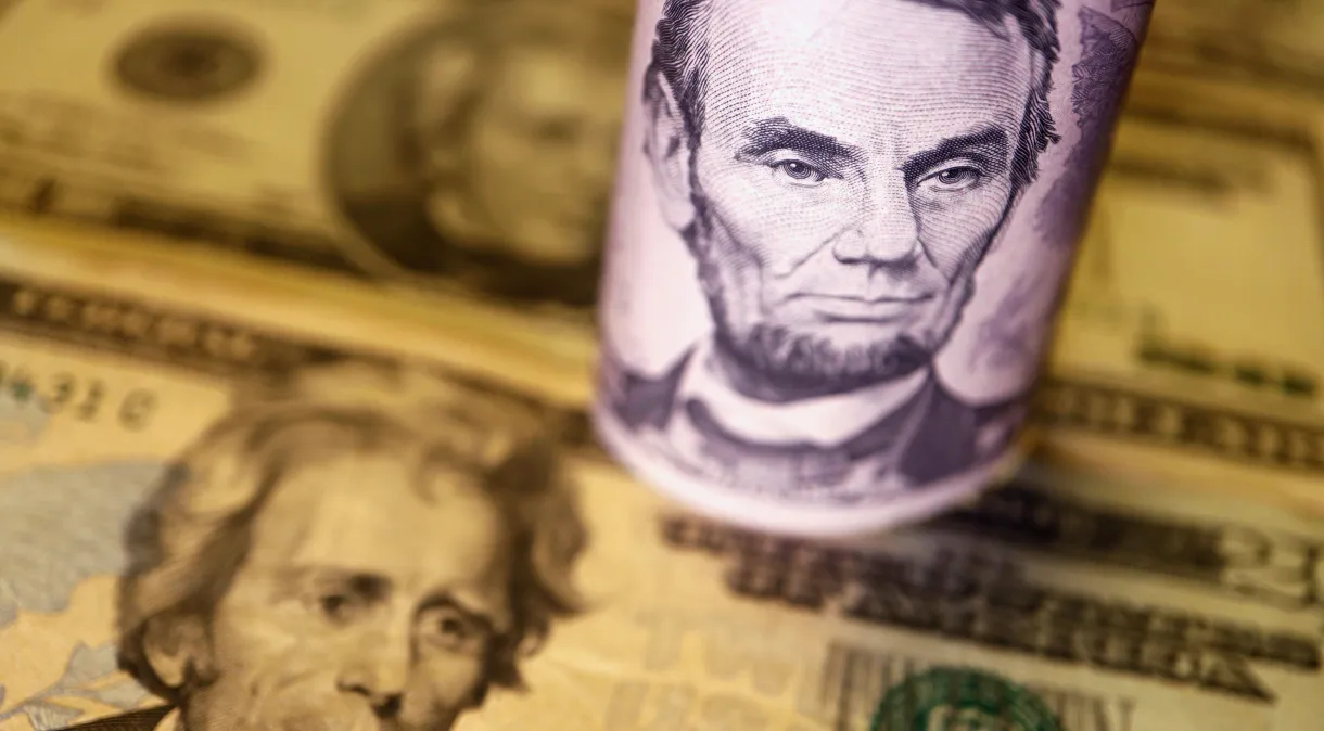 Dólar abre em alta com recuperação no exterior e expectativa por dados econômicos