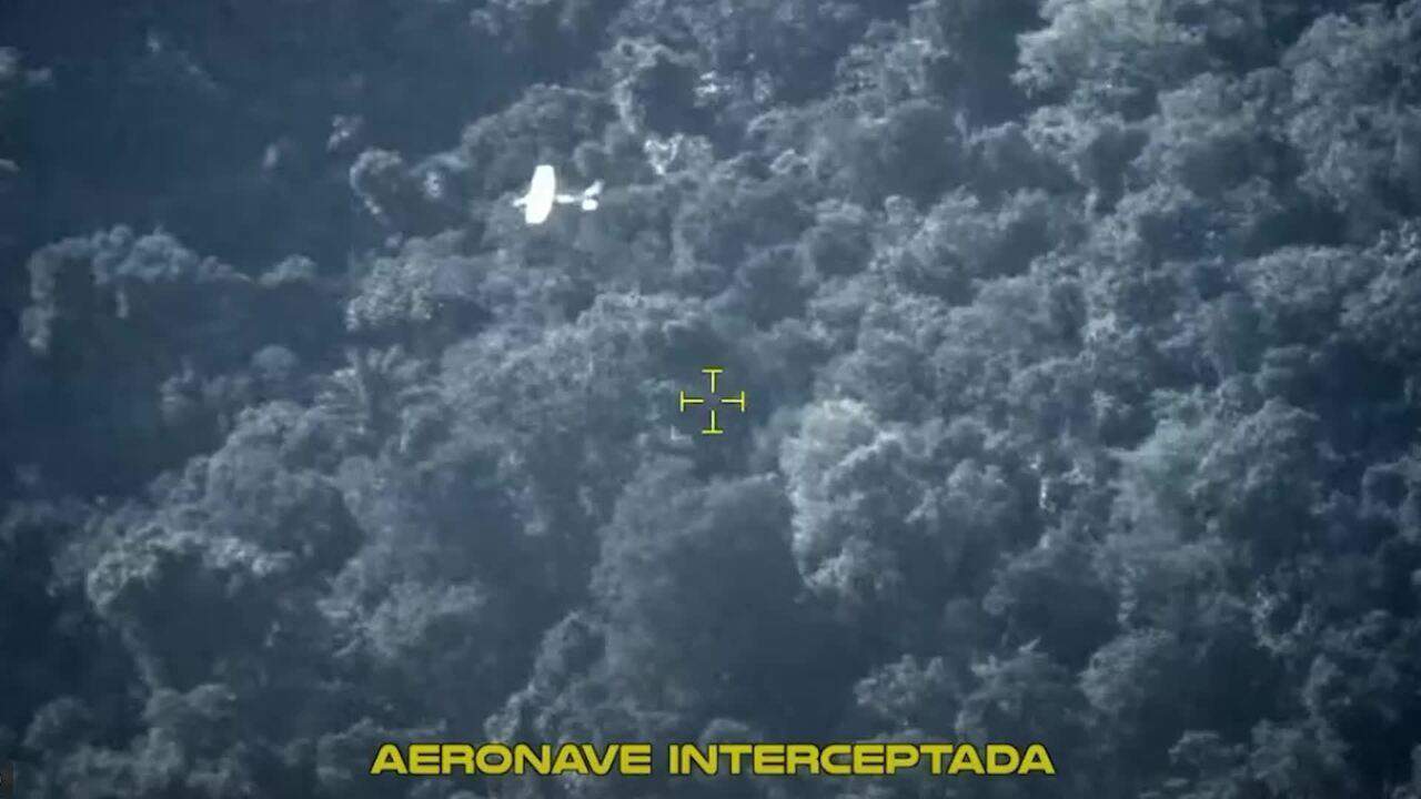 FAB intercepta avião suspeito e atira, mas piloto foge após pouso em Roraima; VÍDEO