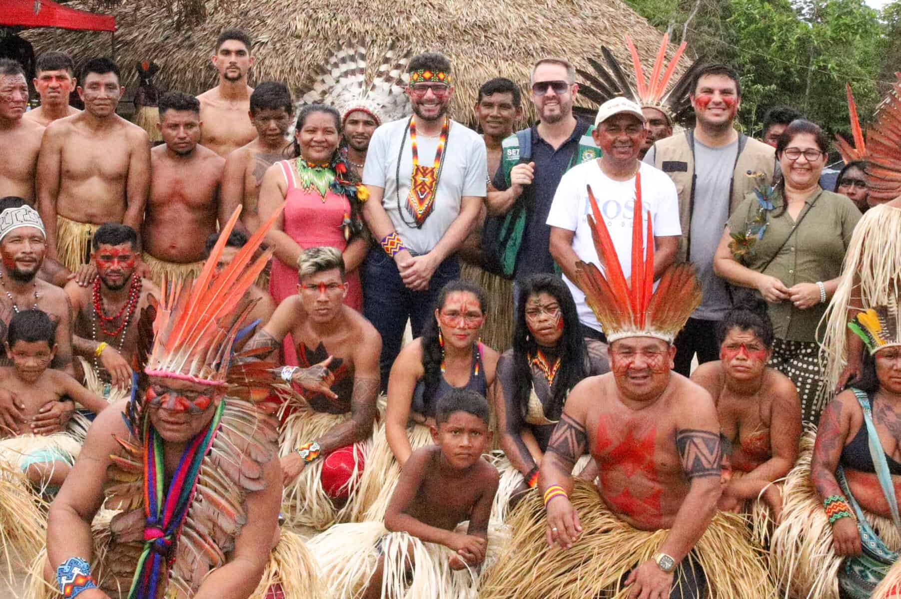 Governador Gladson Cameli recebe carta do Povo Arara e batismo com nome da etnia Shawãdawa durante festival
