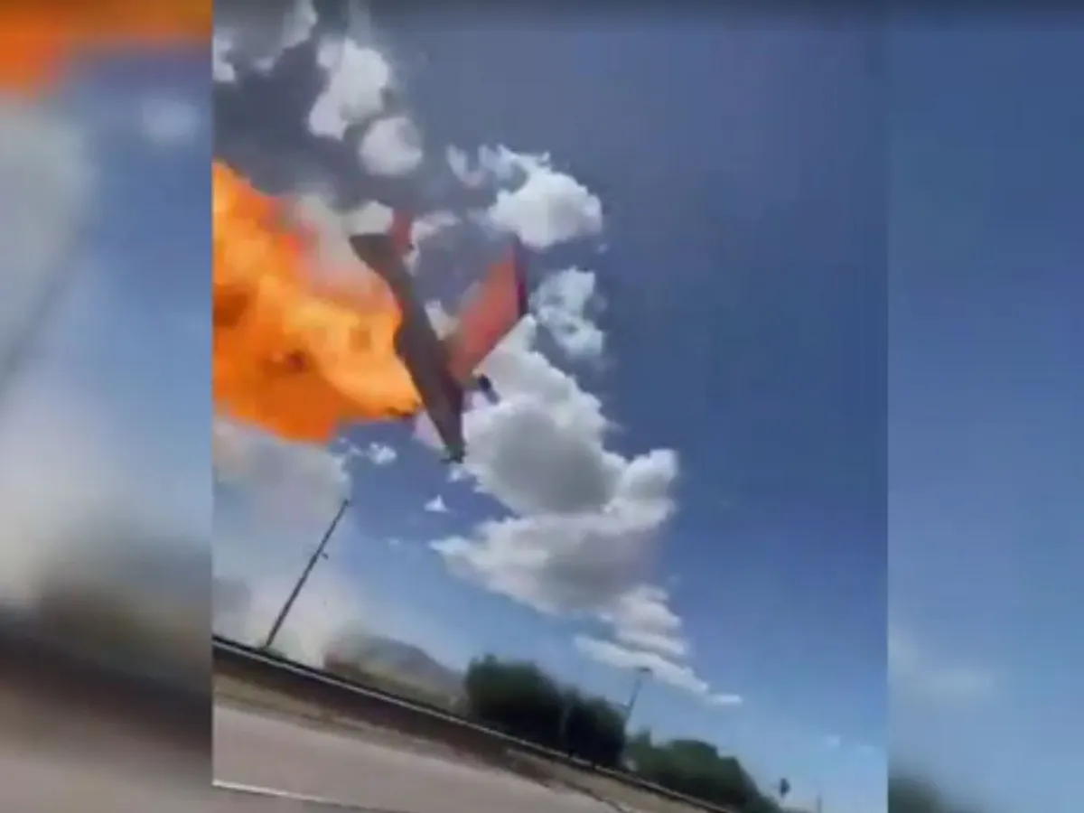 Avião pega fogo ao bater em rede elétrica e cai em rodovia do Chile; veja vídeo
