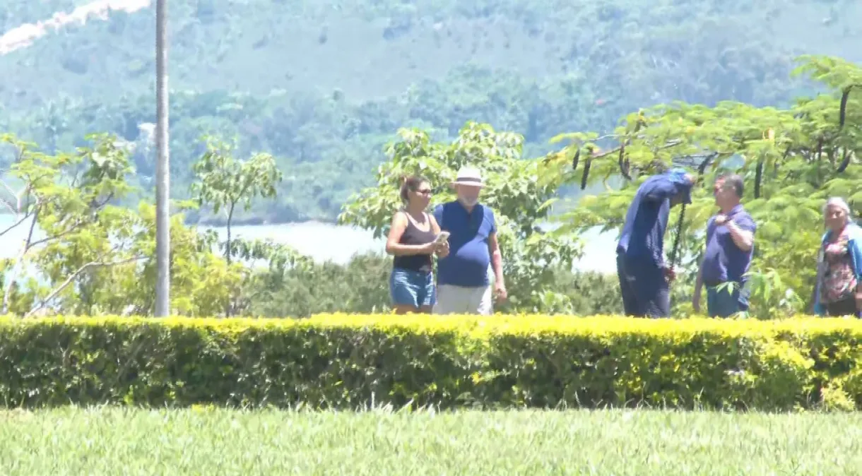 De folga, Lula planta mudas de sumaúma no Palácio da Alvorada ao lado de Janja