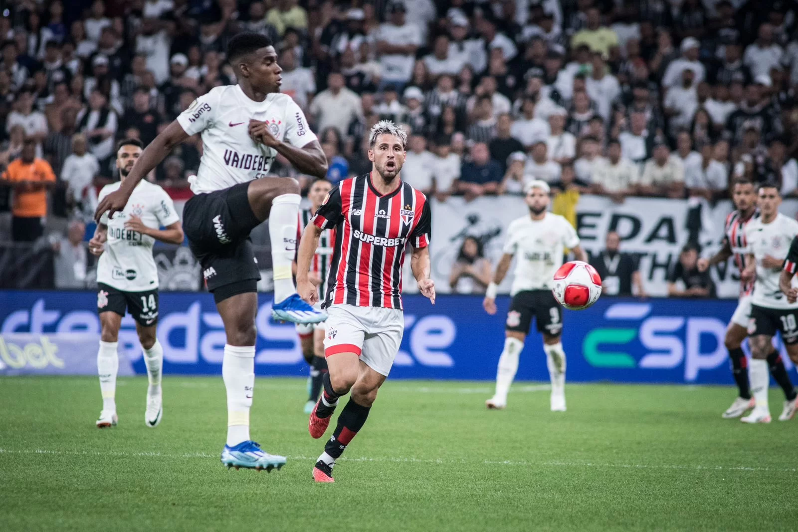 Corinthians mira reforços em 3 posições para reverter crise após derrota para o São Paulo