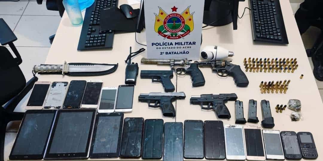 Polícia Militar prende quadrilha com armas, celulares e drogas
