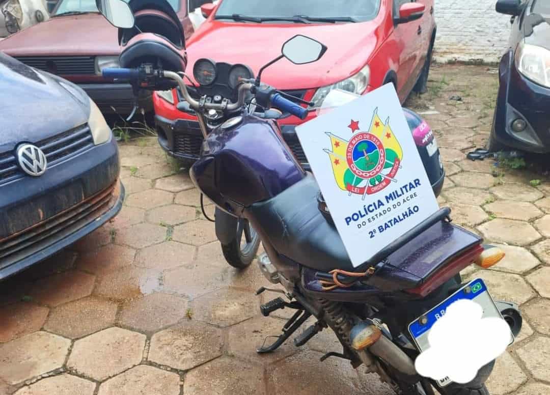 Polícia Militar recupera moto roubada no bairro Bosque
