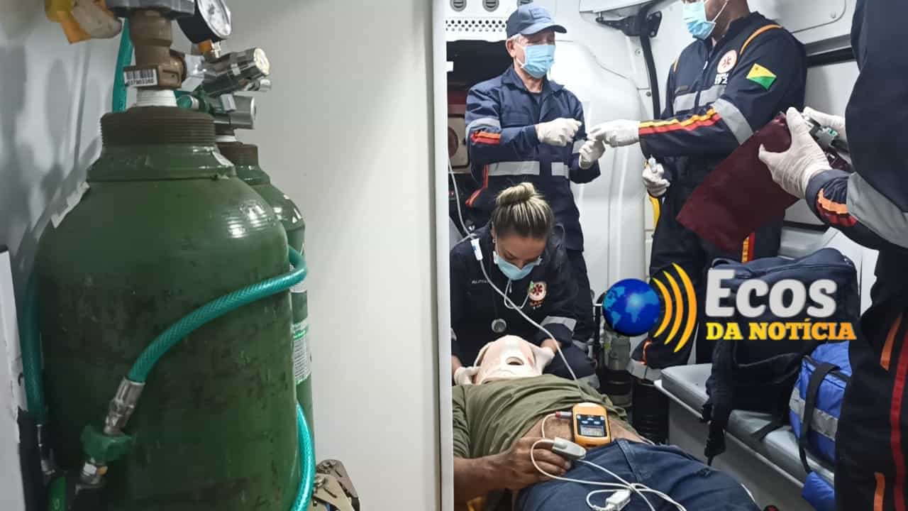 Ciclista colide em veículo estacionado e sofre afundamento de crânio em Avenida
