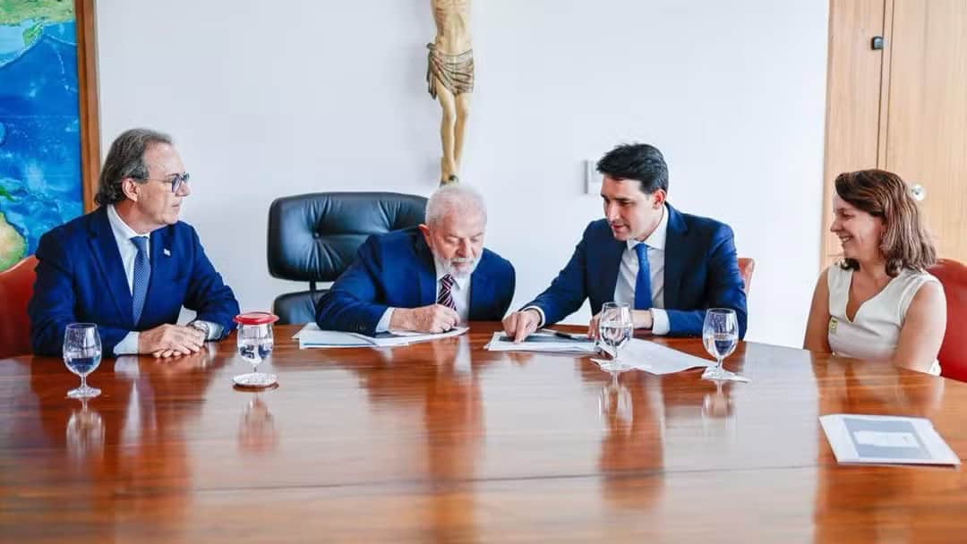 Ministro anuncia passagens aéreas de R$ 200 para aposentados e estudantes do Prouni